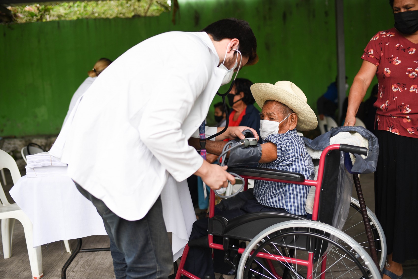 Vacunación contra Covid para adultos mayores se realizará por orden alfabético