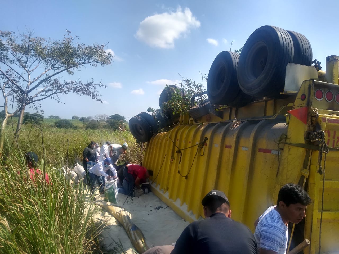 Vuelca tráiler y habitantes  rapiñan la carga en Tierra Blanca