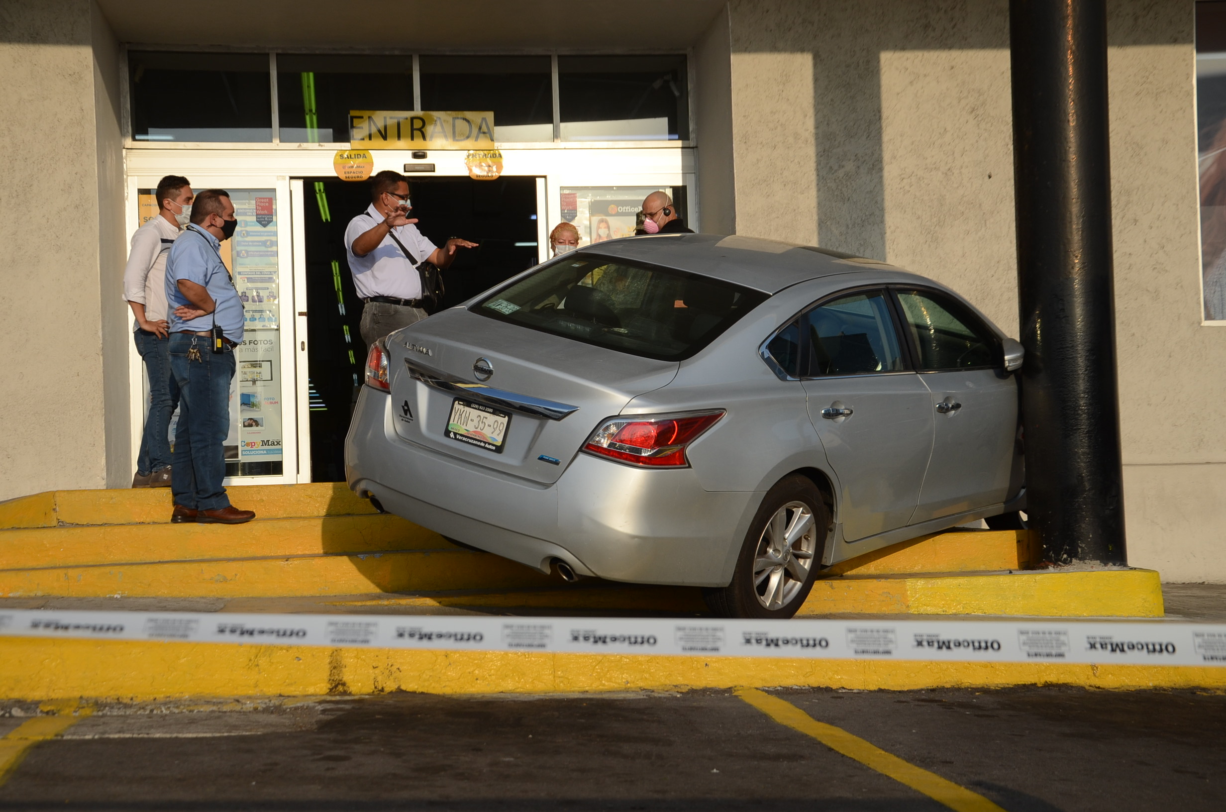 Auto particular se estrella contra  fachada de Office Plaza Soriana