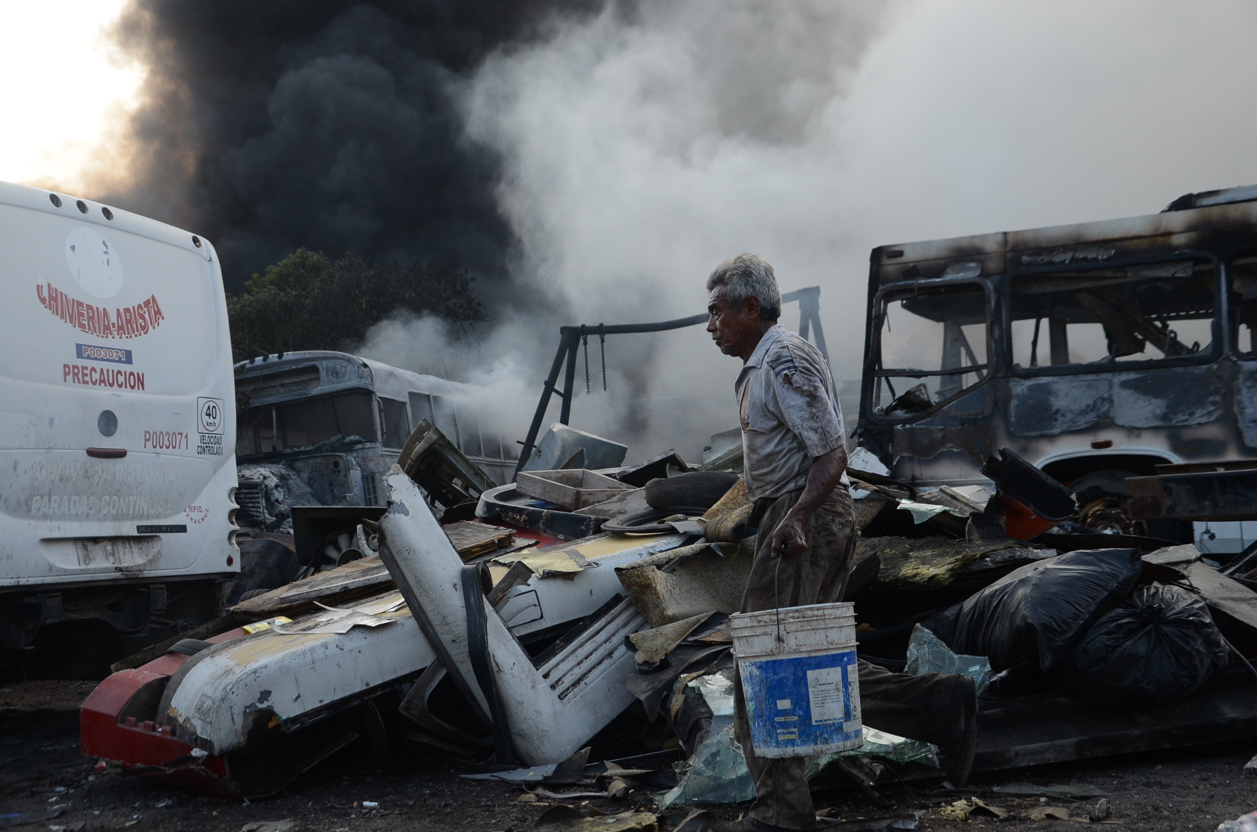 Incendio consume encierro de  unidades de transporte público en Veracruz