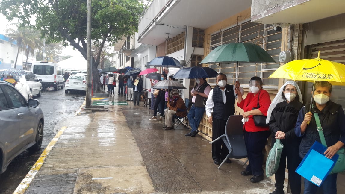 Gritos y empujones en el primer día de vacunación contra Covid-19 en Veracruz puerto