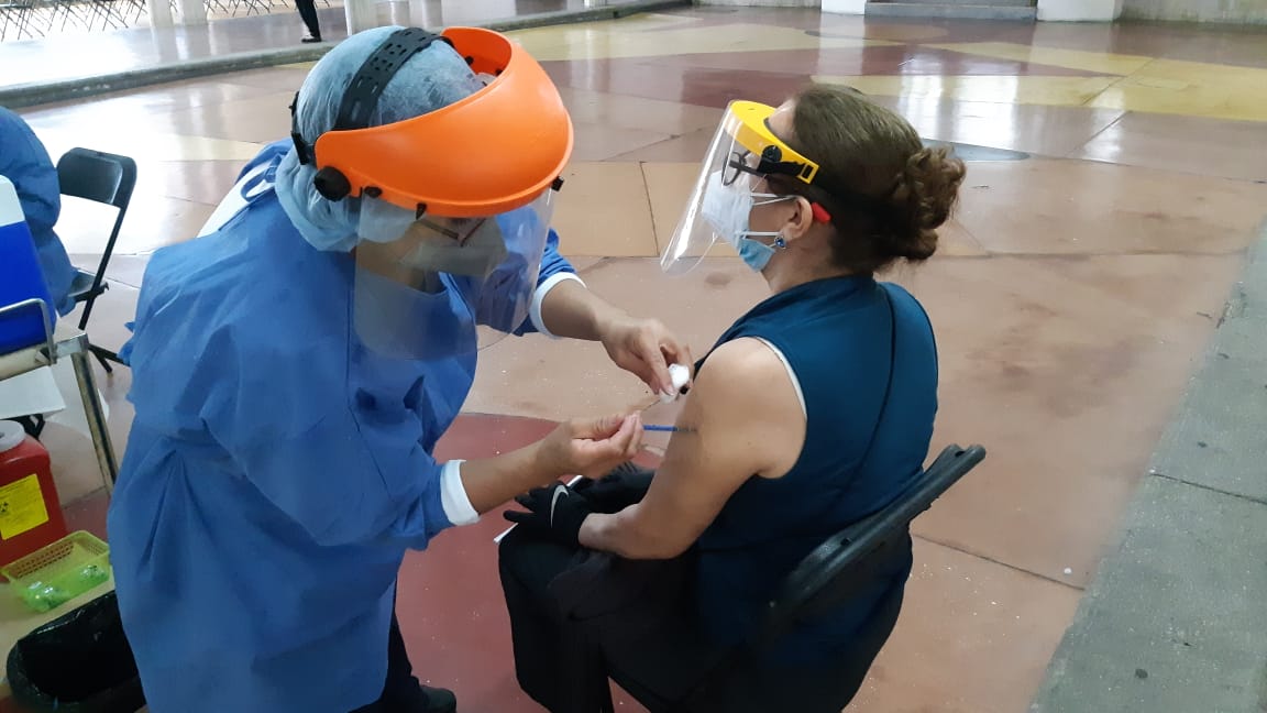 Continúa vacunación de adultos mayores en el puerto de Veracruz