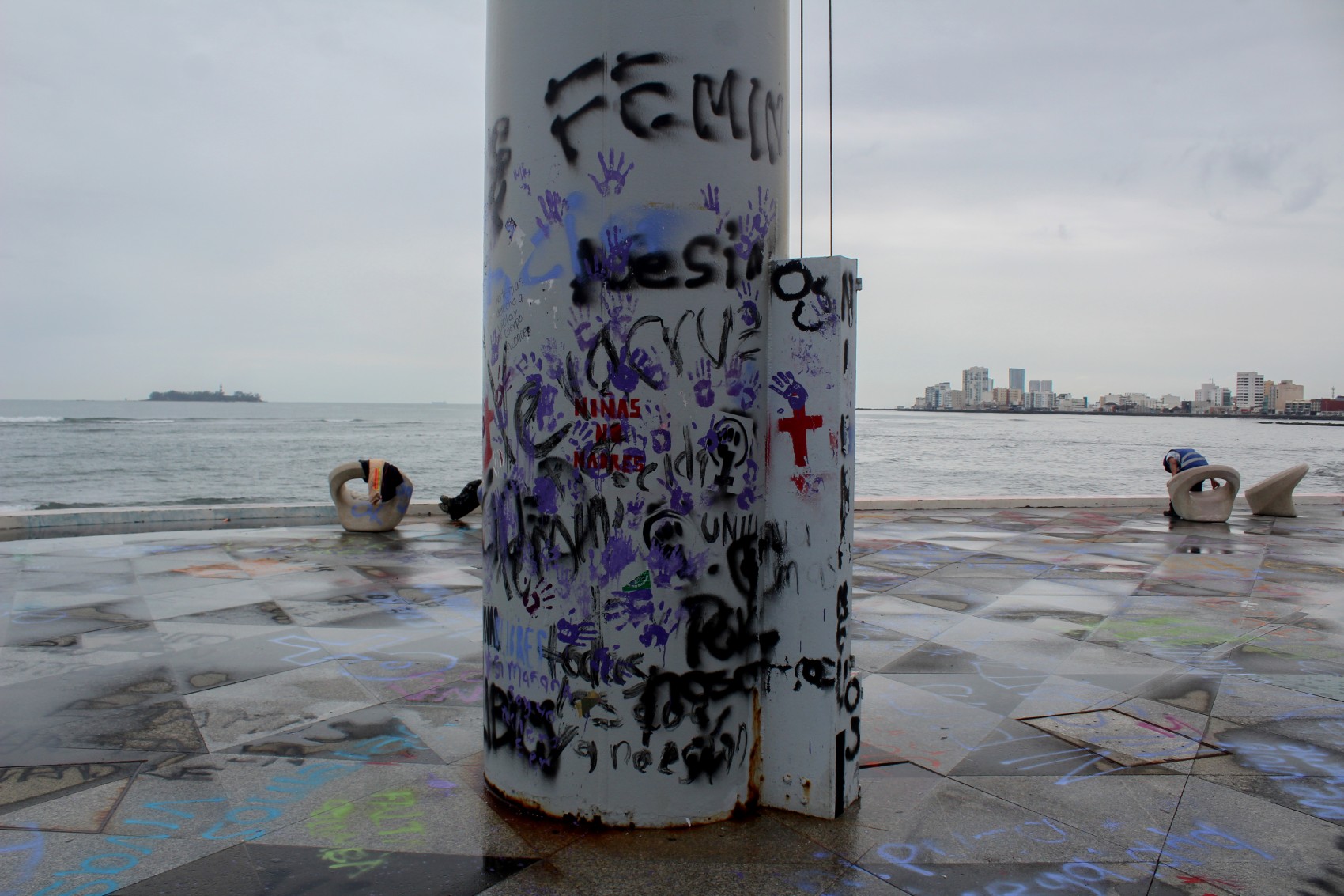 Yunes reubicará Antimonumenta de feministas en Plaza de la Soberanía