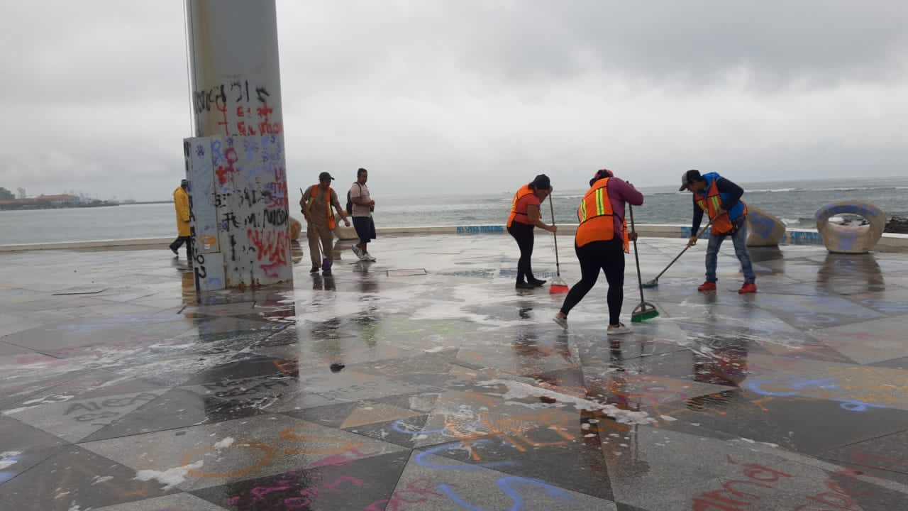 Personal del Ayuntamiento de  Veracruz limpia las pintas del 8M