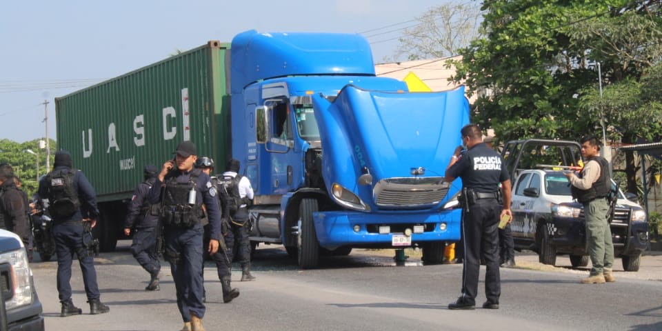 Trailero protagoniza persecución en la carretera Xalapa-Veracruz