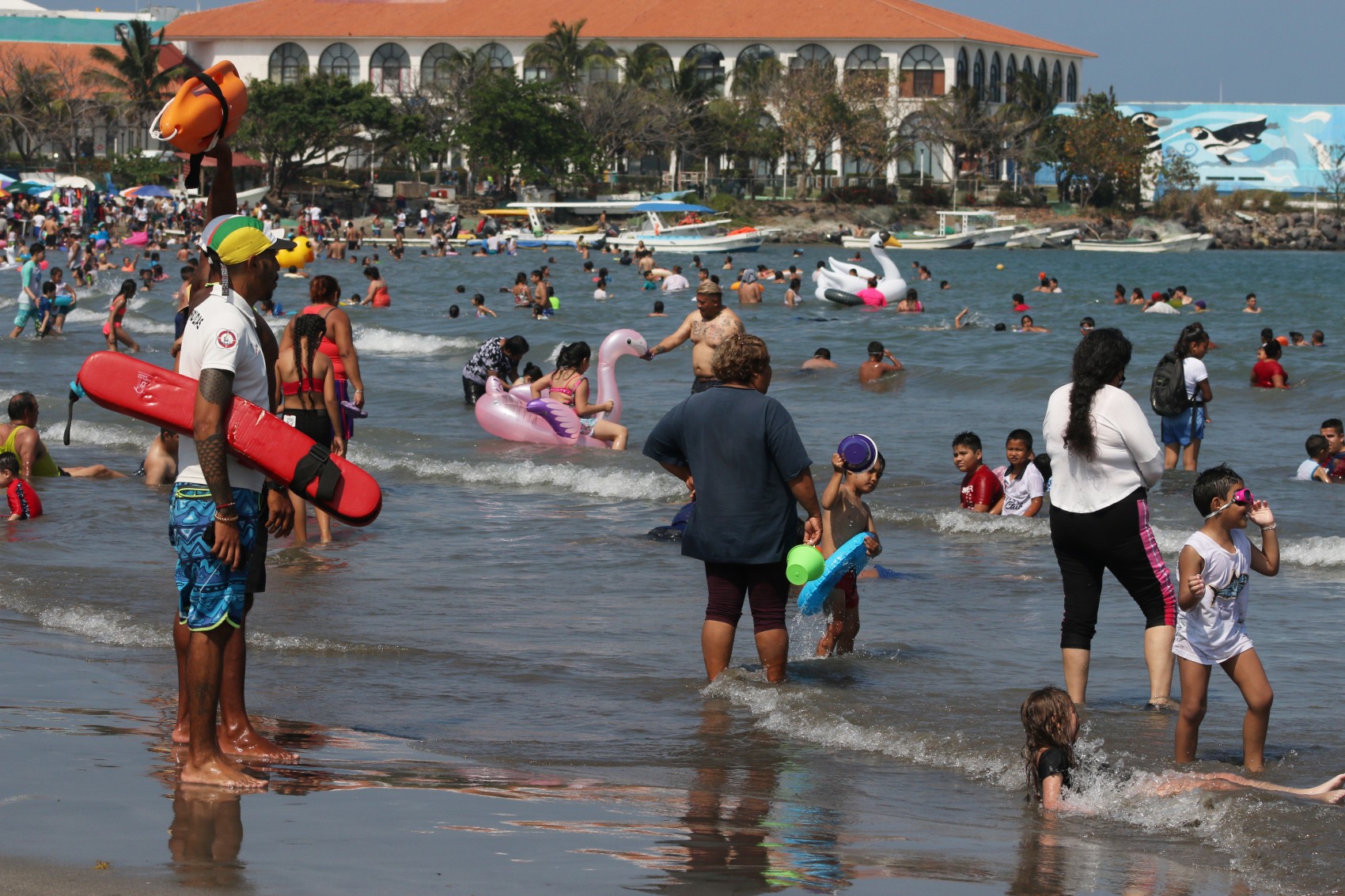Turistas abarrotan playas de Veracruz-Boca del Río