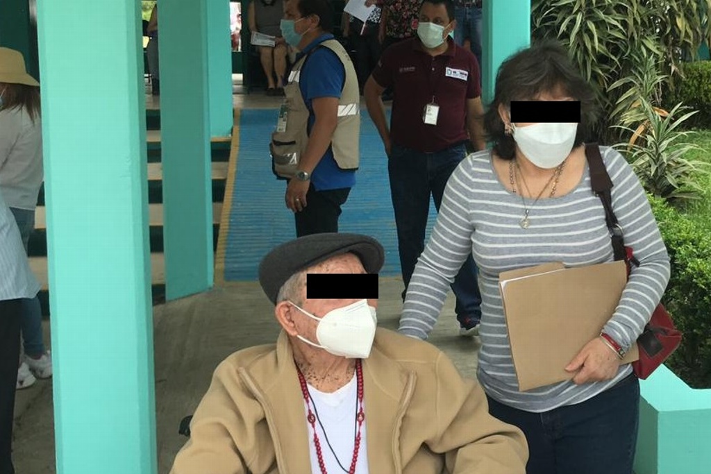 Vacunan contra COVID-19 a abuelito de 103 años en Veracruz
