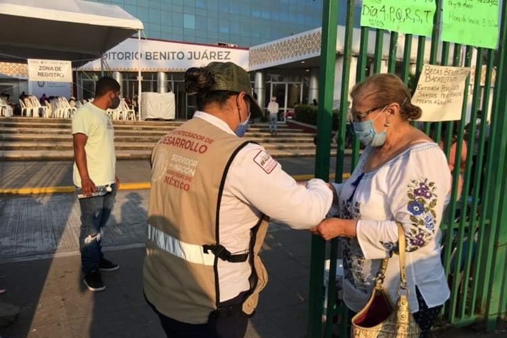 Denuncian a brigadistas de Morena por proselitismo durante vacunación contra Covid-19