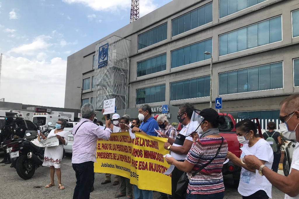 Jubilados y pensionados se manifiestan y bloquean avenida de Veracruz