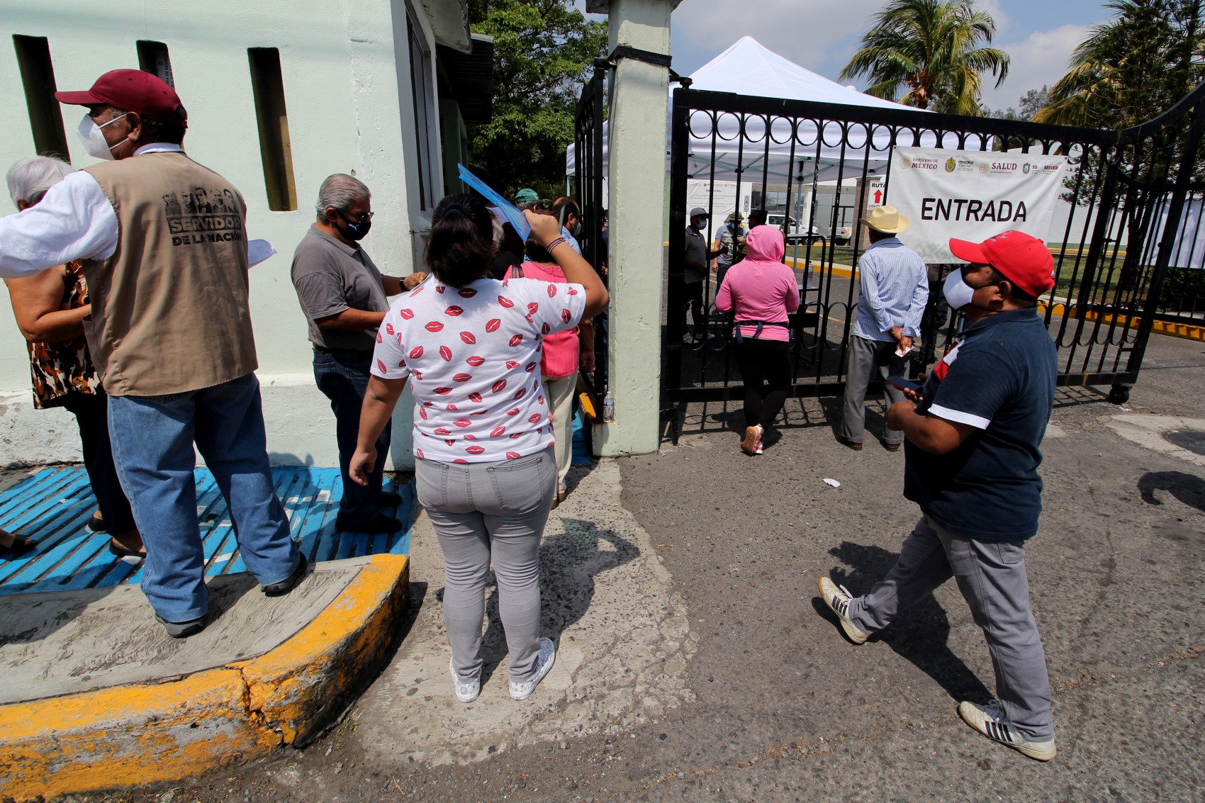 Aplican 400 vacunas contra COVID en Hospital Militar de La Boticaria