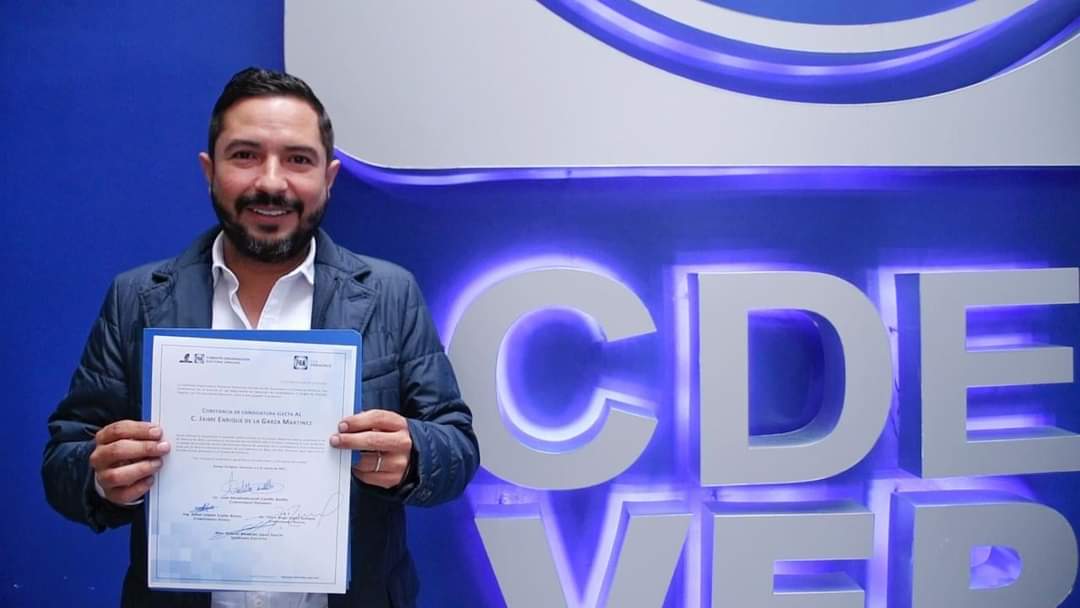 Jaime de la Garza recibe constancia como candidato a la diputación local por el distrito XVI