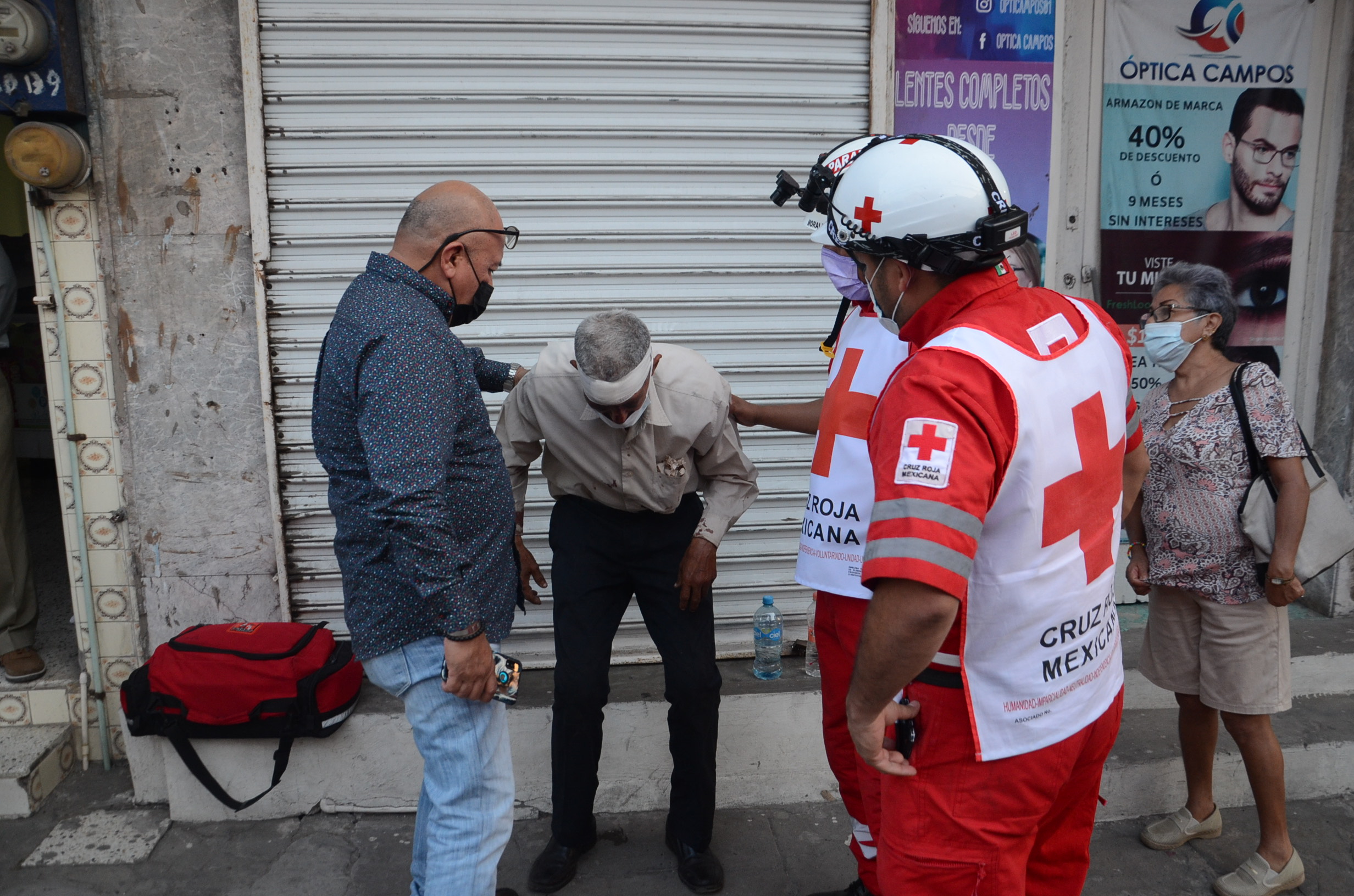 Desconocidos golpean a hombre de  la tercera edad en calles de Veracruz