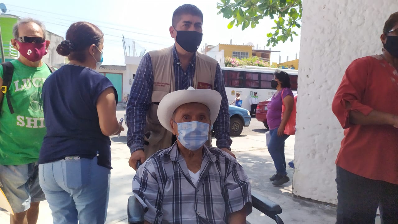 Don Matías recibe vacuna contra COVID a sus 95 años