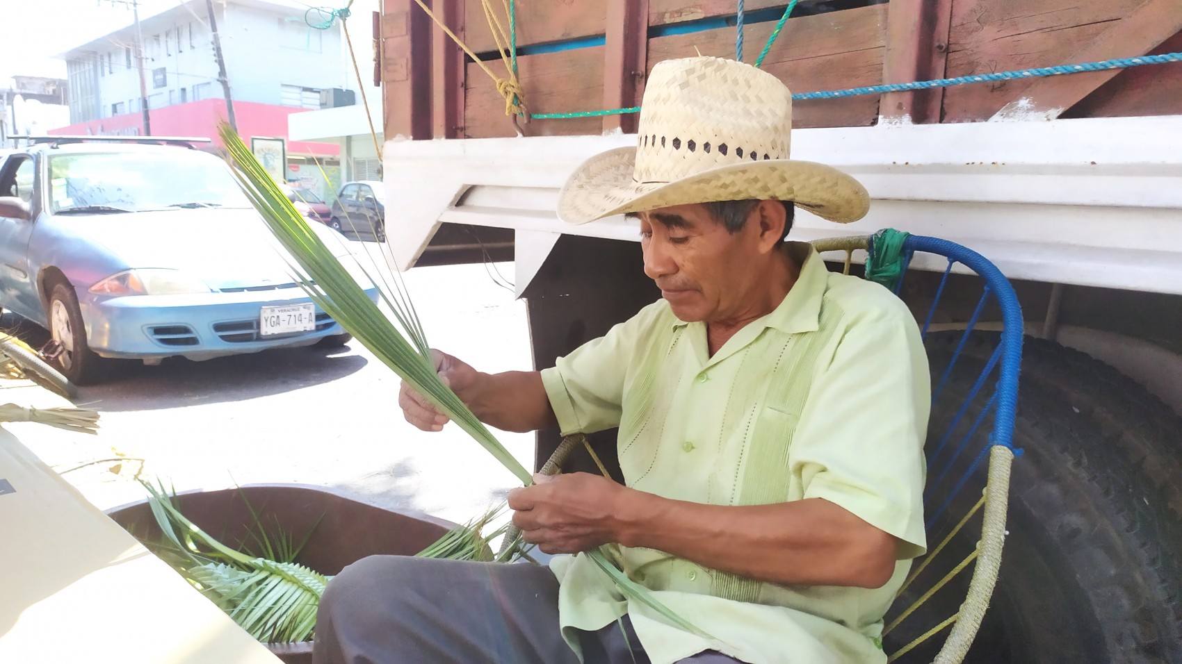 Don Rodolfo lleva 25 años vendiendo palmas en la ciudad de Veracruz