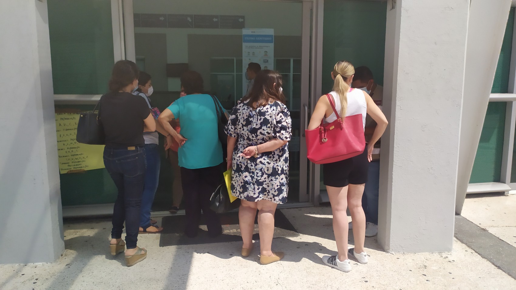 Niegan vacuna anti COVID a adultos mayores de Veracruz en el WTC de Boca del Río