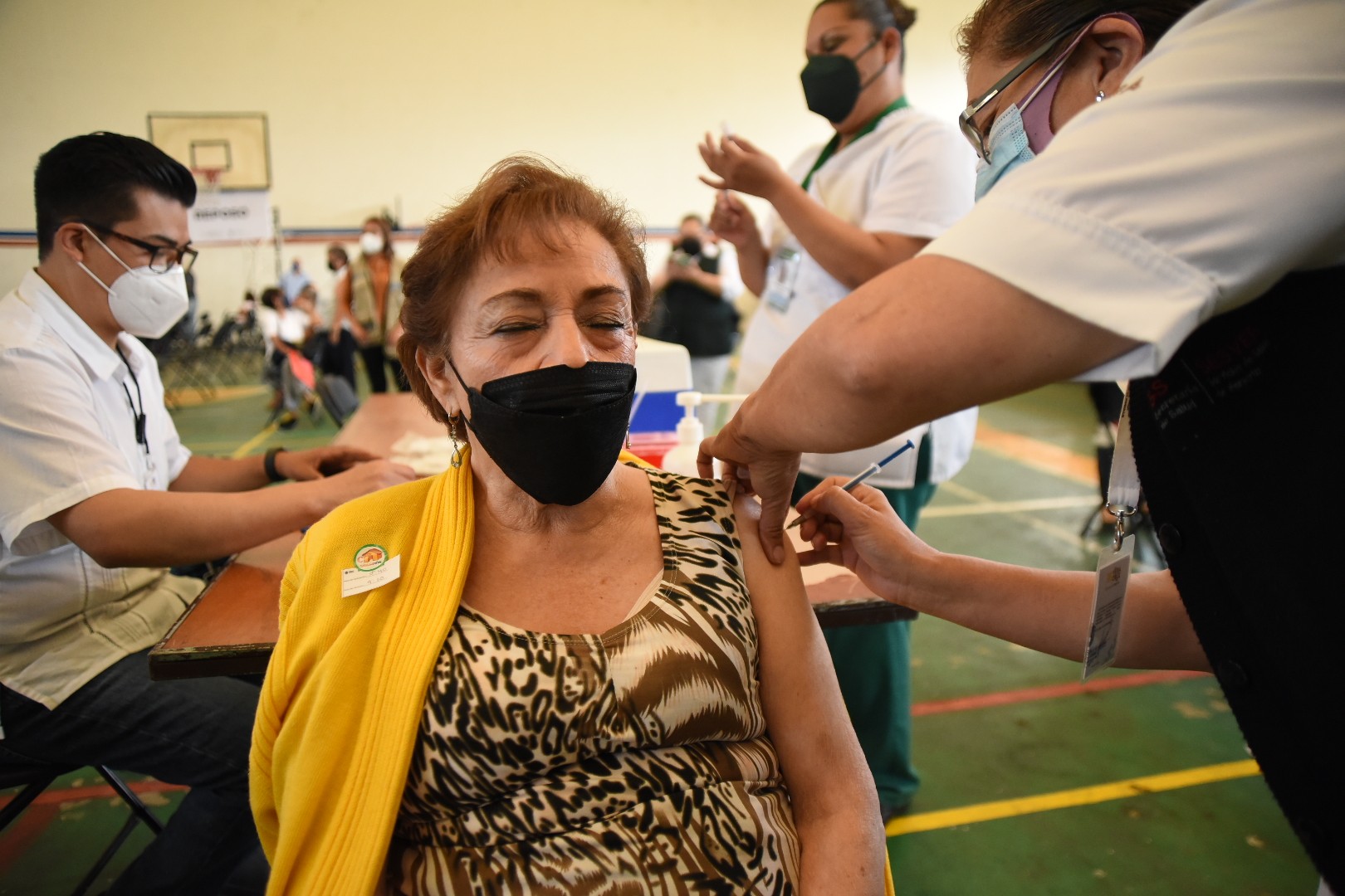 Aplican segunda dosis de vacuna contra covid  en adultos mayores en cinco municipios