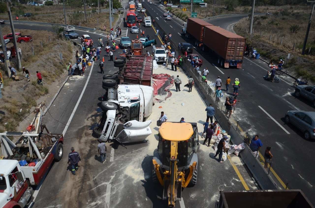 Volcadura y rapiña de azúcar en la carretera Veracruz-Cardel