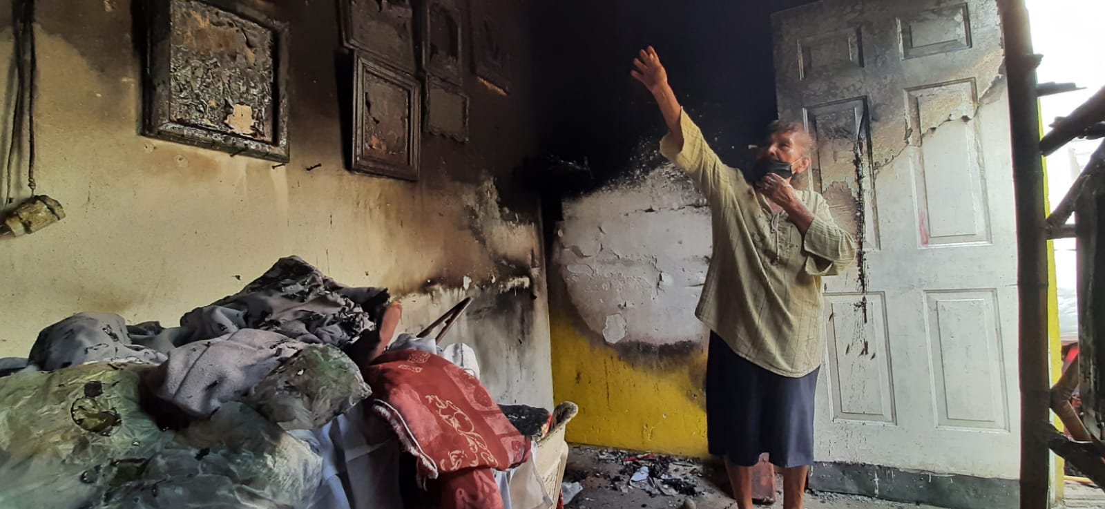 Incendio consume la casa de Doña Petra, pide ayuda de autoridades y porteños