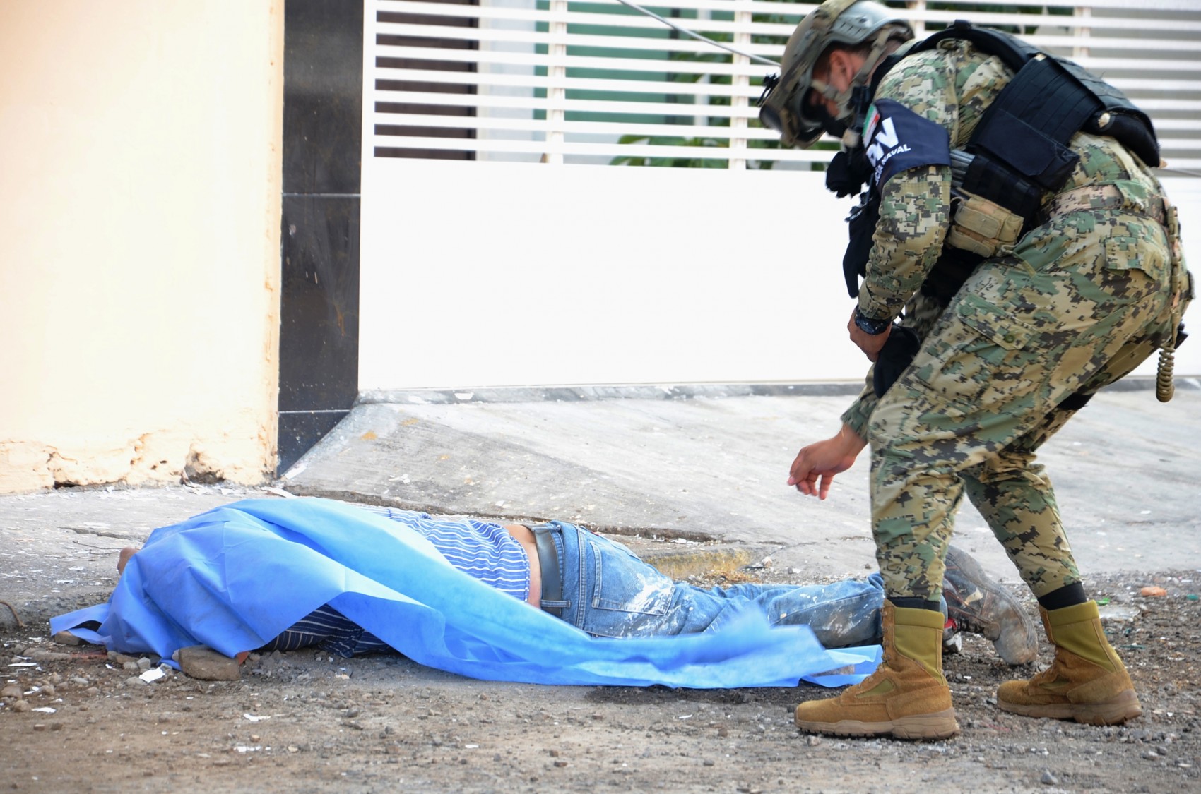 Obrero muere al electrocutarse y  caer desde alto de edificio en Veracruz