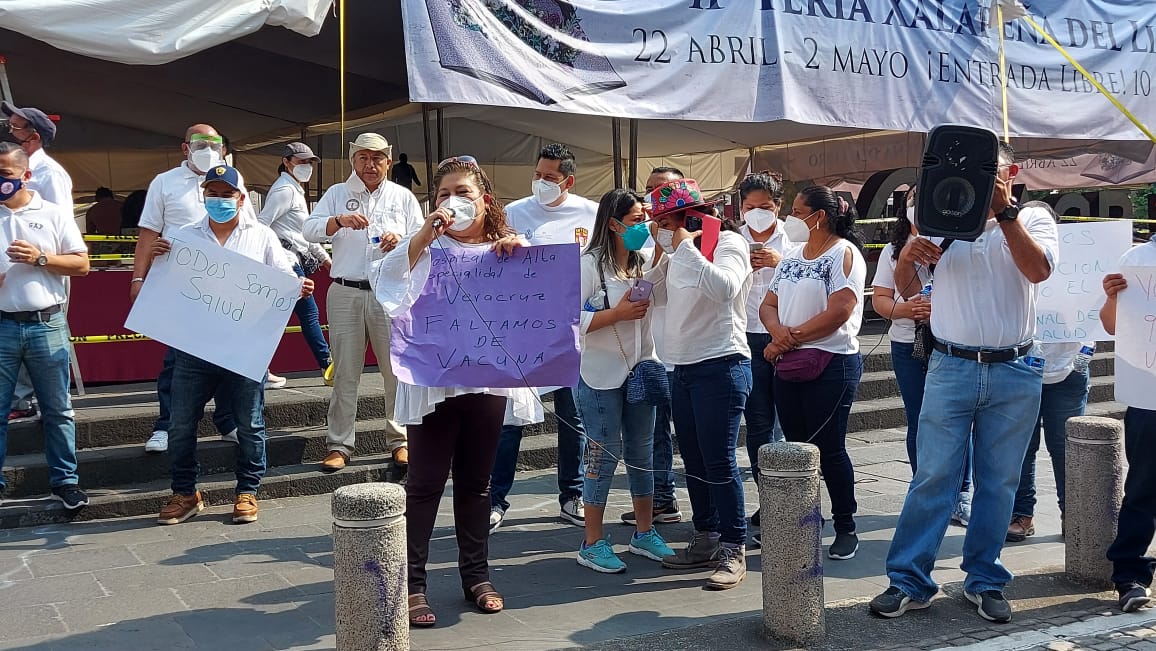 Yo me arriesgo y no estoy vacunado: médicos marchan en Xalapa