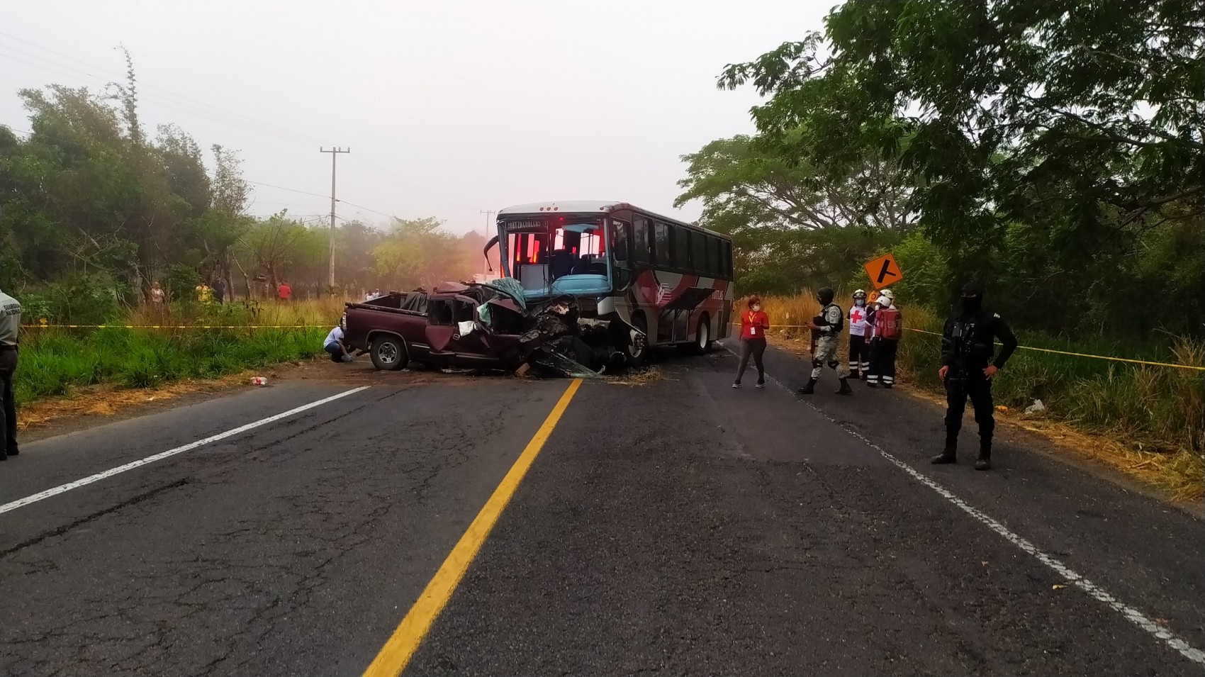Dos muertos al chocar de frente  autobús y camioneta en Medellín