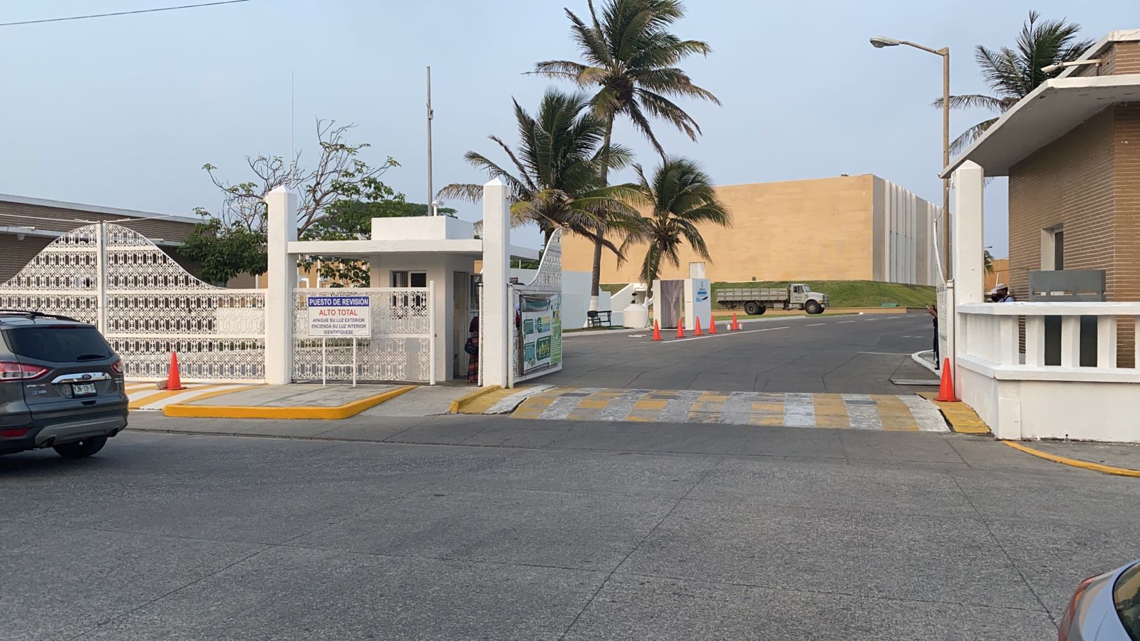 Familias exigen despido de director de Escuela Naval por brote de Covid-19