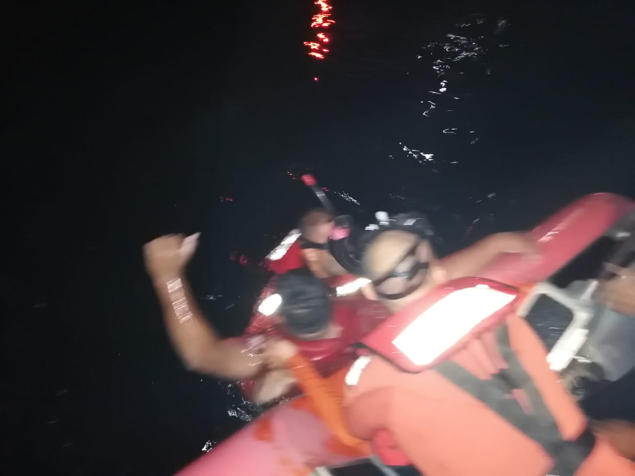 Rescatan a 5 náufragos en inmediaciones del Arrecife Rizo