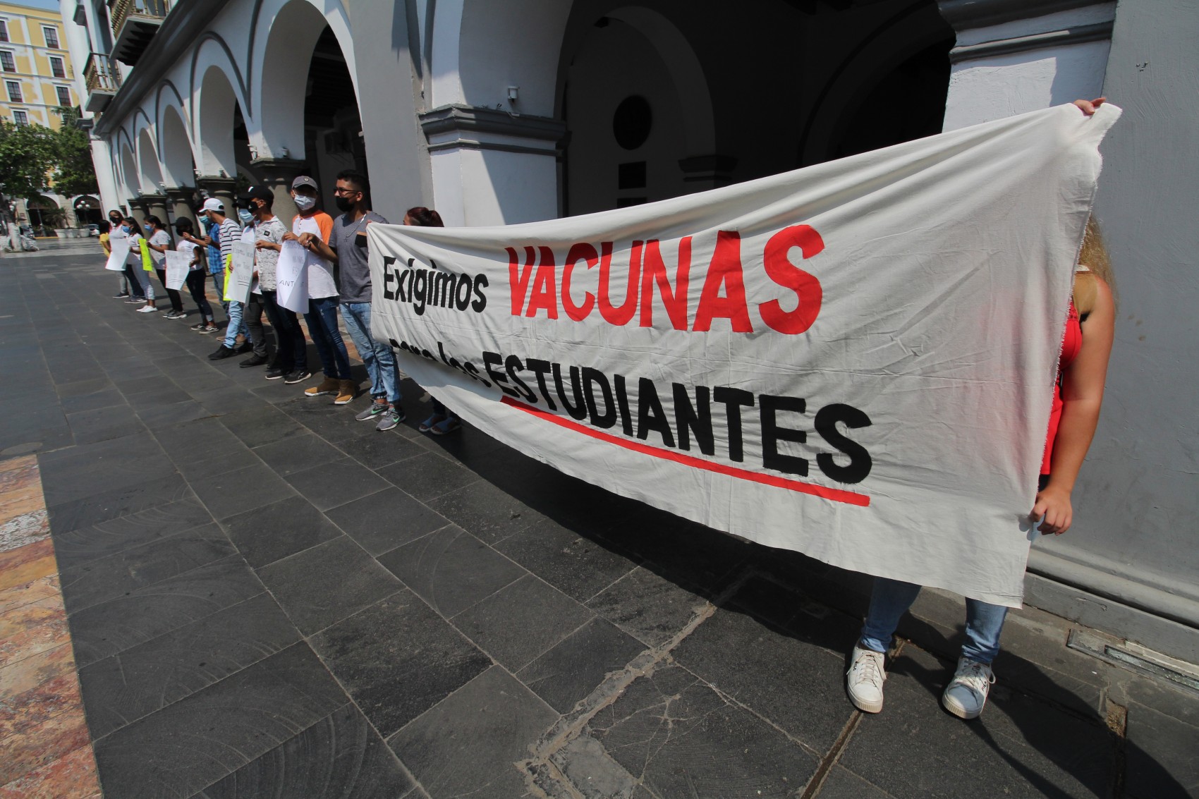 Estudiantes demandan vacuna contra COVID antes del regreso a las aulas