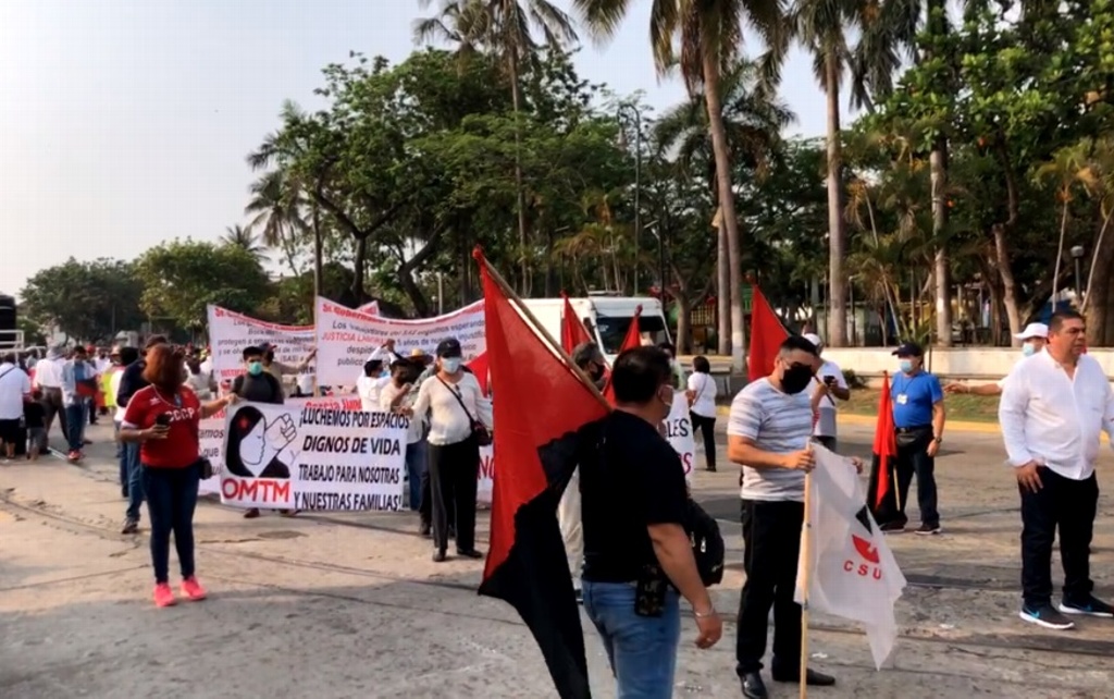 Marchan sindicatos por el Día del Trabajo en Veracruz;  no hay nada que celebrar