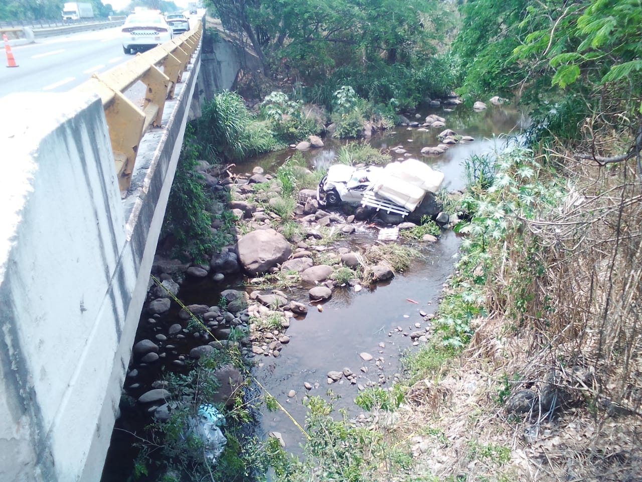 Un muerto al caer camioneta a río en la autopista Córdoba-Veracruz