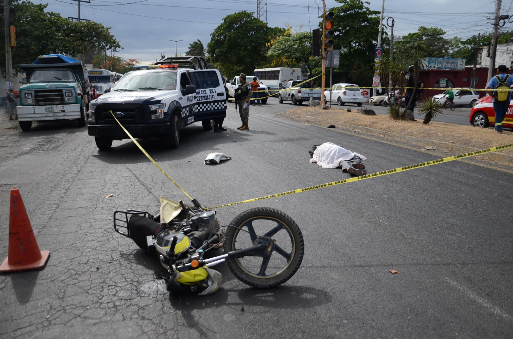 Chofer de urbano atropella a  motociclistas, muere hombre de la tercera edad