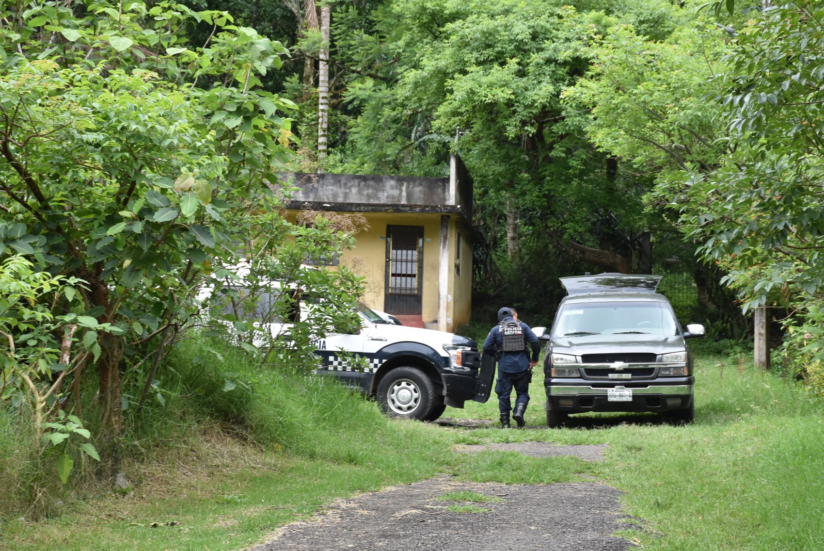 Hallan dos cadáveres maniatados en Huiloapan