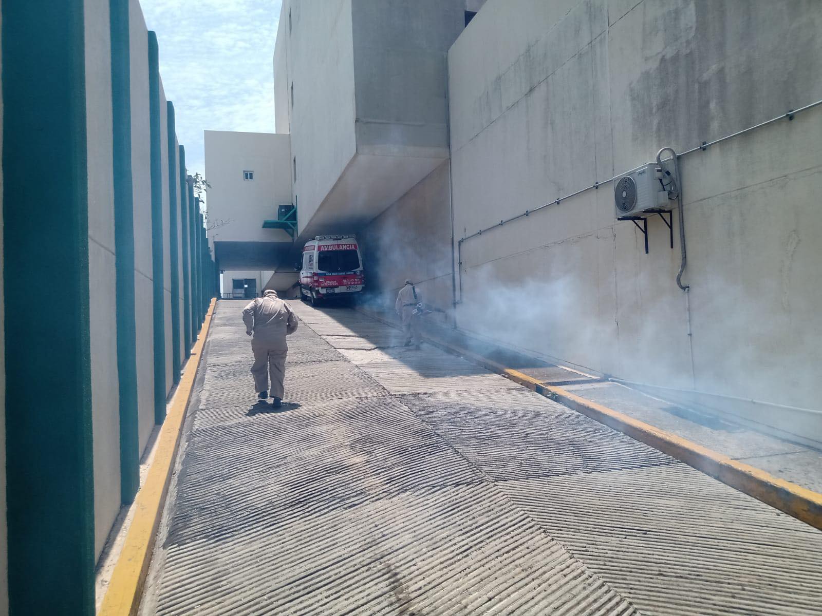 Fumigan hospital General de Zona 71 del IMSS ante denuncia de infestación de moscos