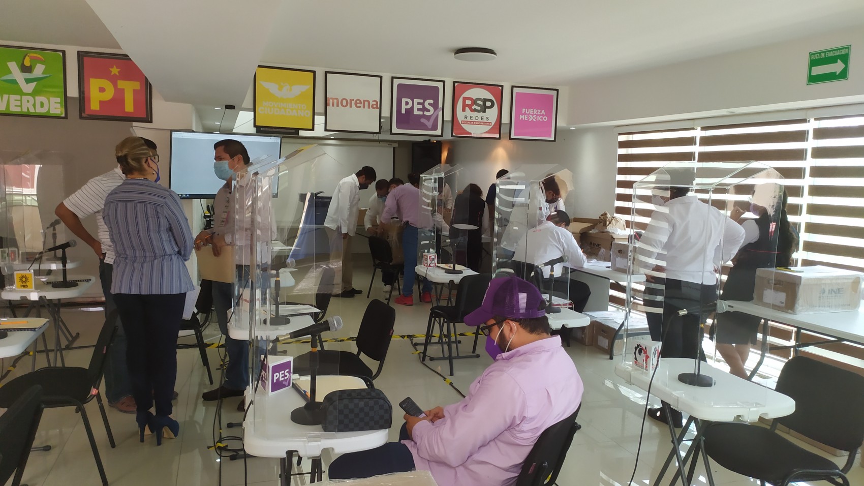 Entregan listado nominal a representantes de partidos en el distrito XII del INE