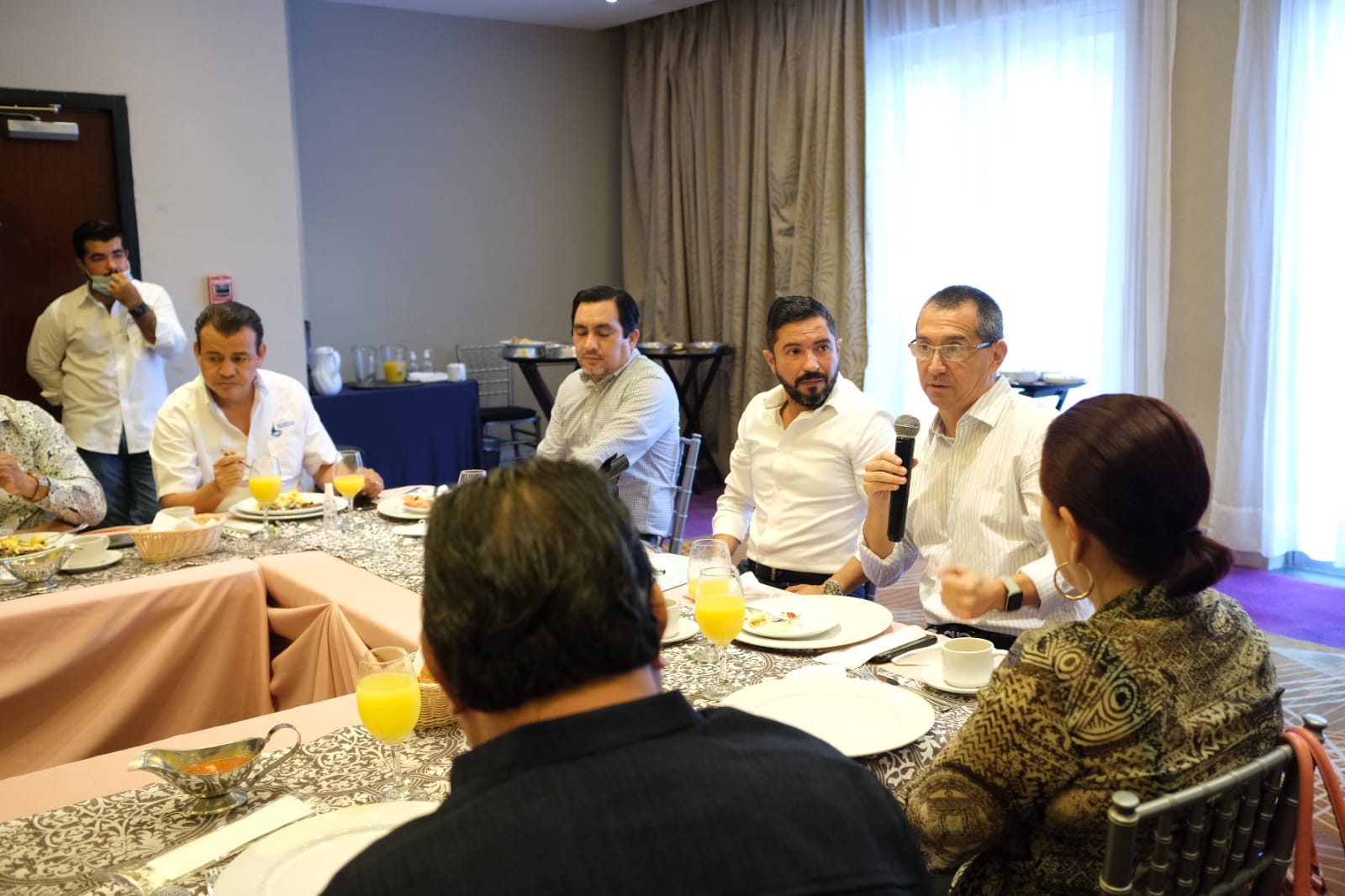Jaime de la Garza se reúne con integrantes  del Colegio de Contadores Públicos