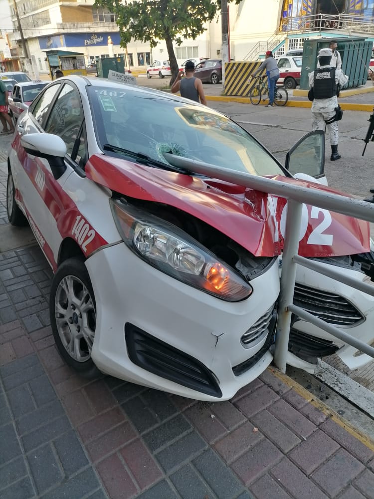 Taxista se opone a supuesto asalto  y termina incrustado en barandal