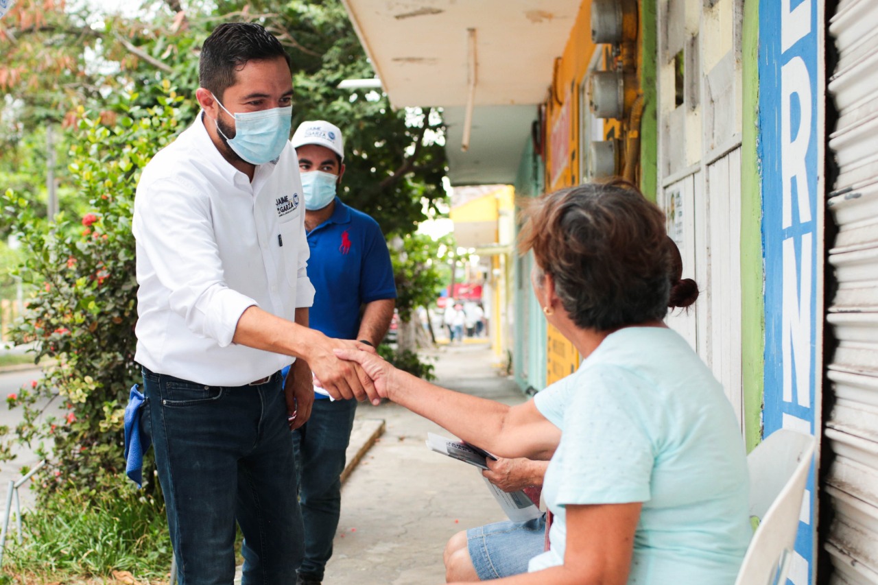 Recorre Jaime de la Garza casa por casa del Distrito XVI