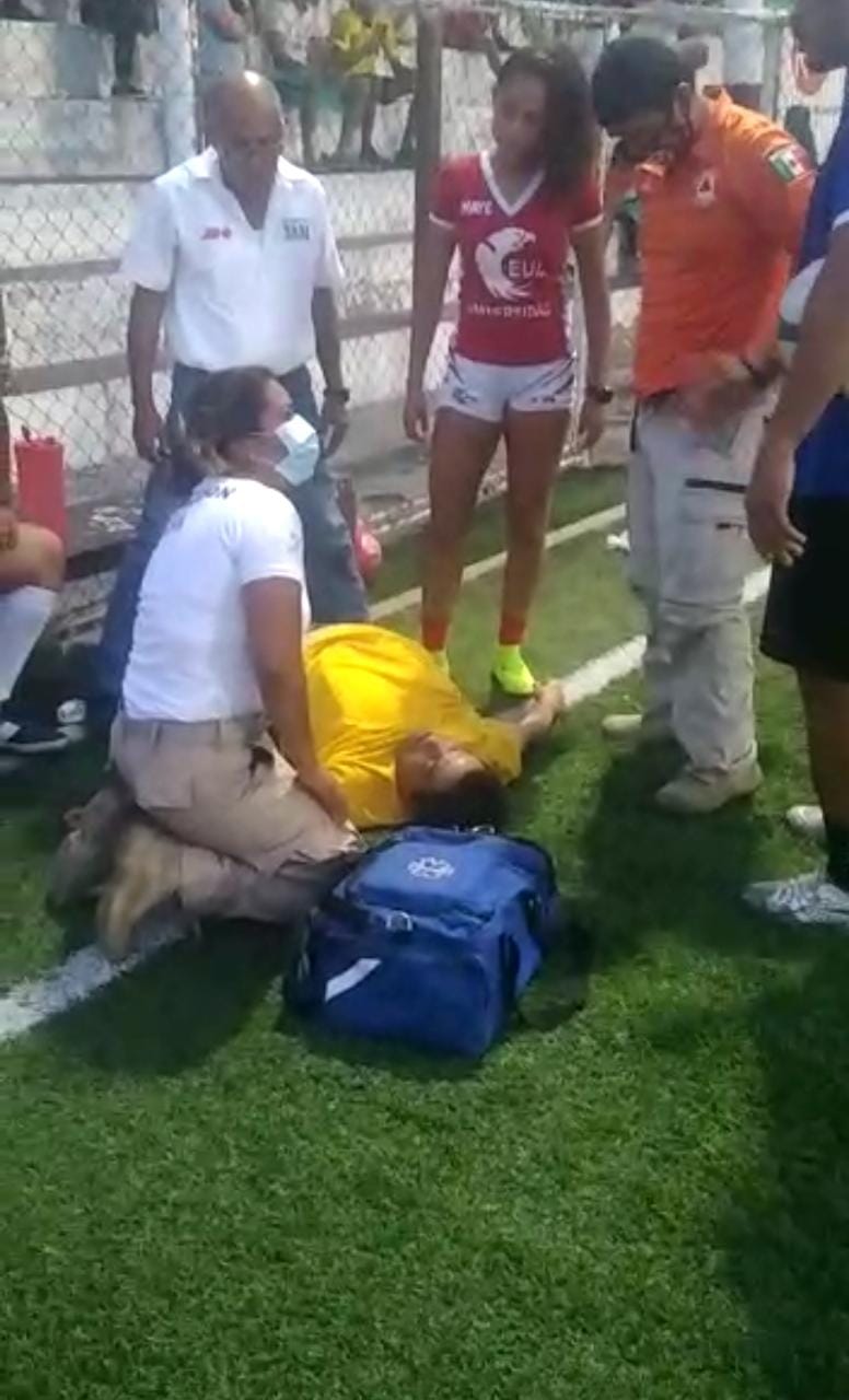 Fallece taxista en cancha de futbol, paramédicos llegan 47 minutos después