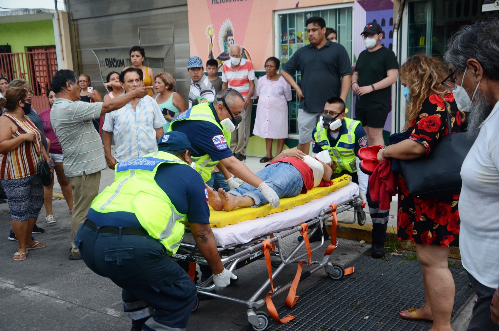 Una decena de heridos deja  choque de autobús y camioneta en Boca del Río