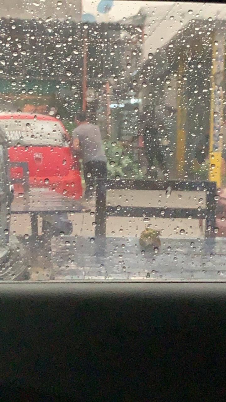 Lluvia deja autos atrapados y cierre de negocios en el Mercado Malibrán