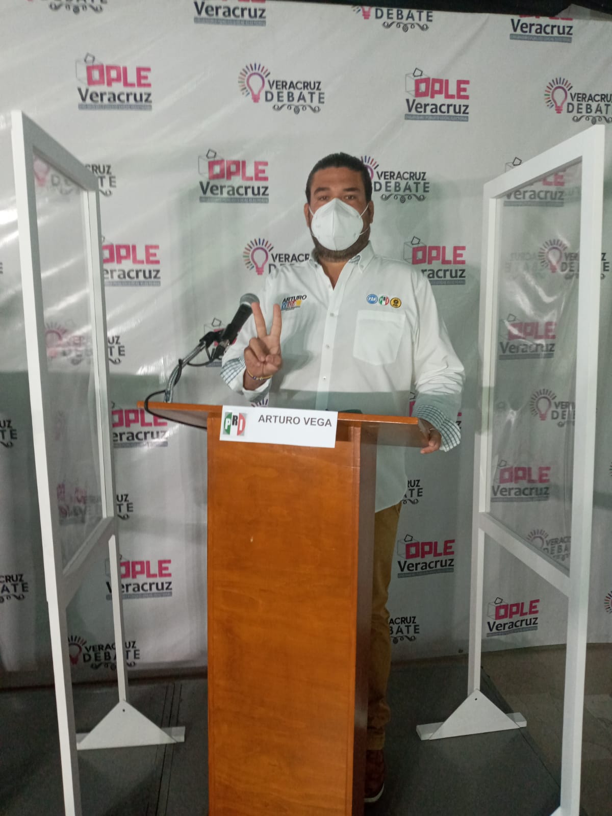 Tras debate en Jamapa  declinan rivales a favor de Arturo Vega