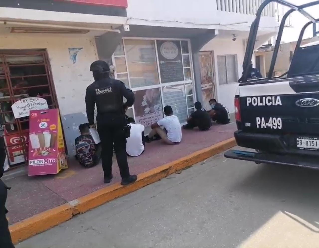 Detienen a 7 jóvenes en Villa Allende con arma blanca y vehículo robado.