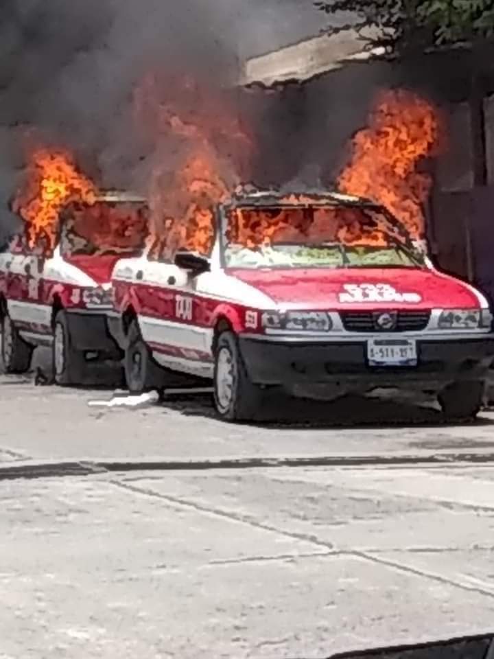 Hombres armados incendian dos taxis en Álamo