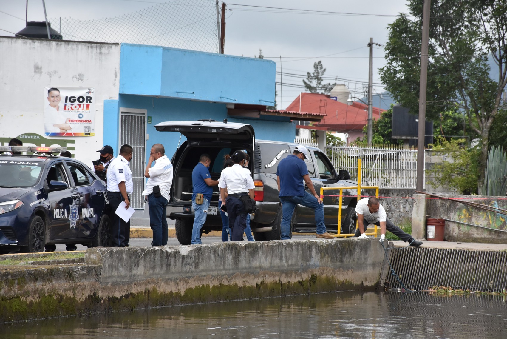 Encuentran cadaver en canal de aguas negras en Orizaba