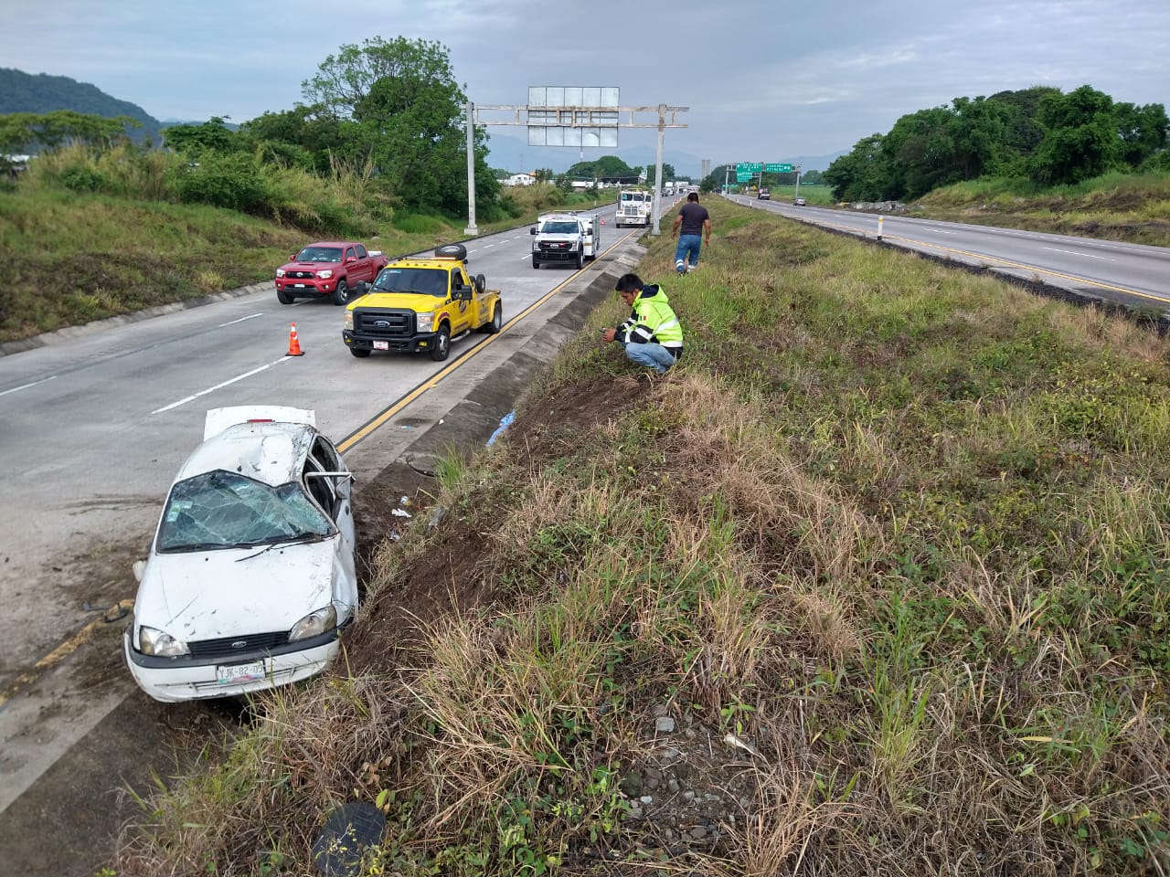 Vuelca auto compacto en  la autopista Córdoba-Veracruz
