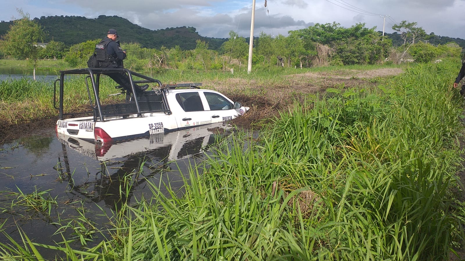Patrulla de SSP termina sumergida en  un pantano de la costa de Vega de Alatorre