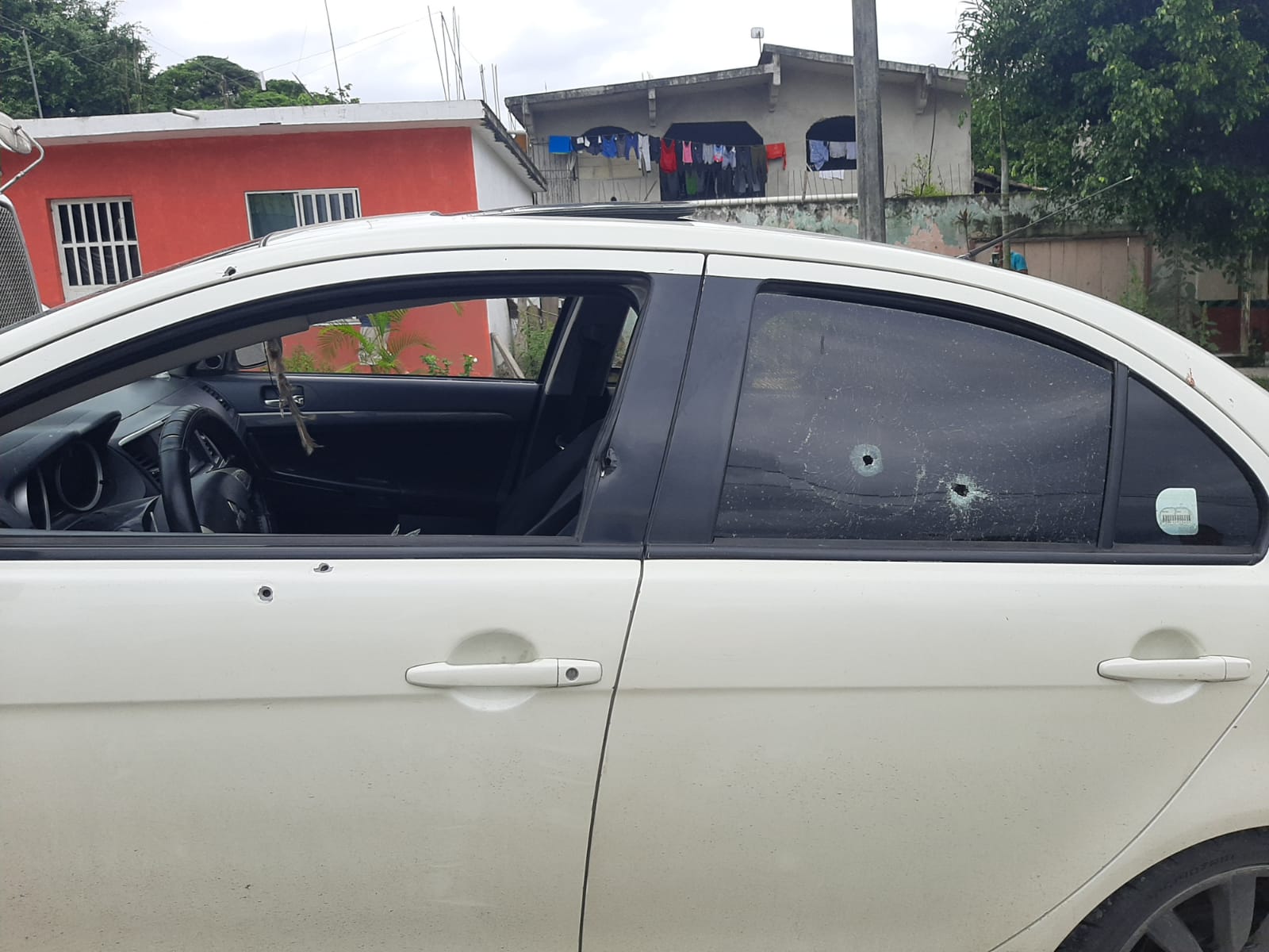 Acribillan a tres hombres dentro  de un vehículo en Misantla