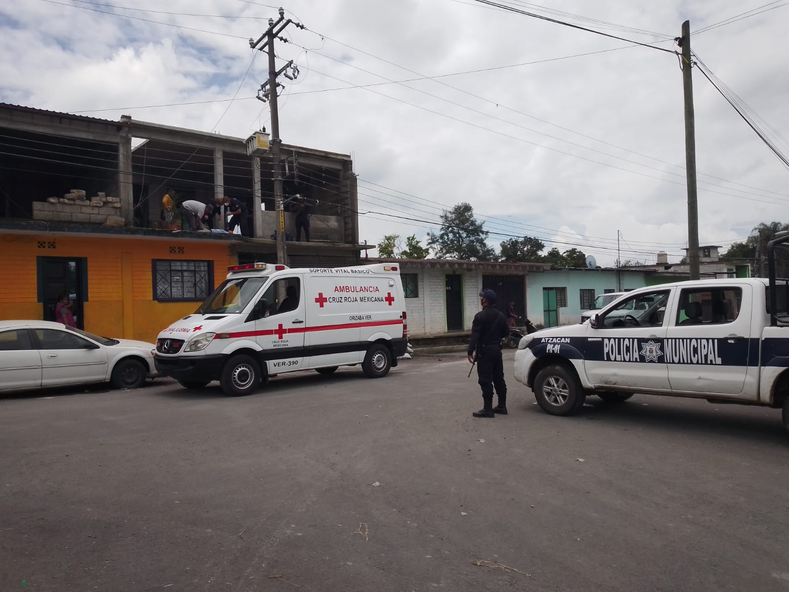 Grave albañil al recibir descarga eléctrica y caer de 4 metros en Atzacan