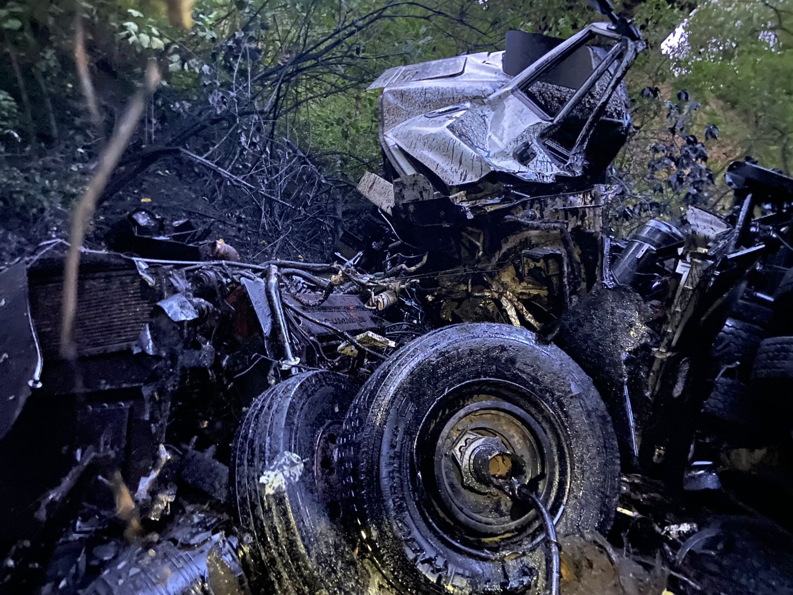 Tráiler full cae a barranco de 20  metros en Maltrata, muere chofer