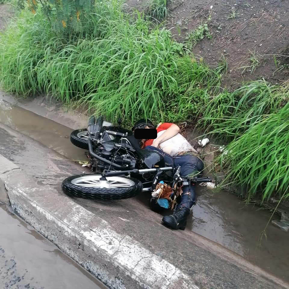 Trabajador de Chedraui muere tras derrapar en su motocicleta en el km 13.5